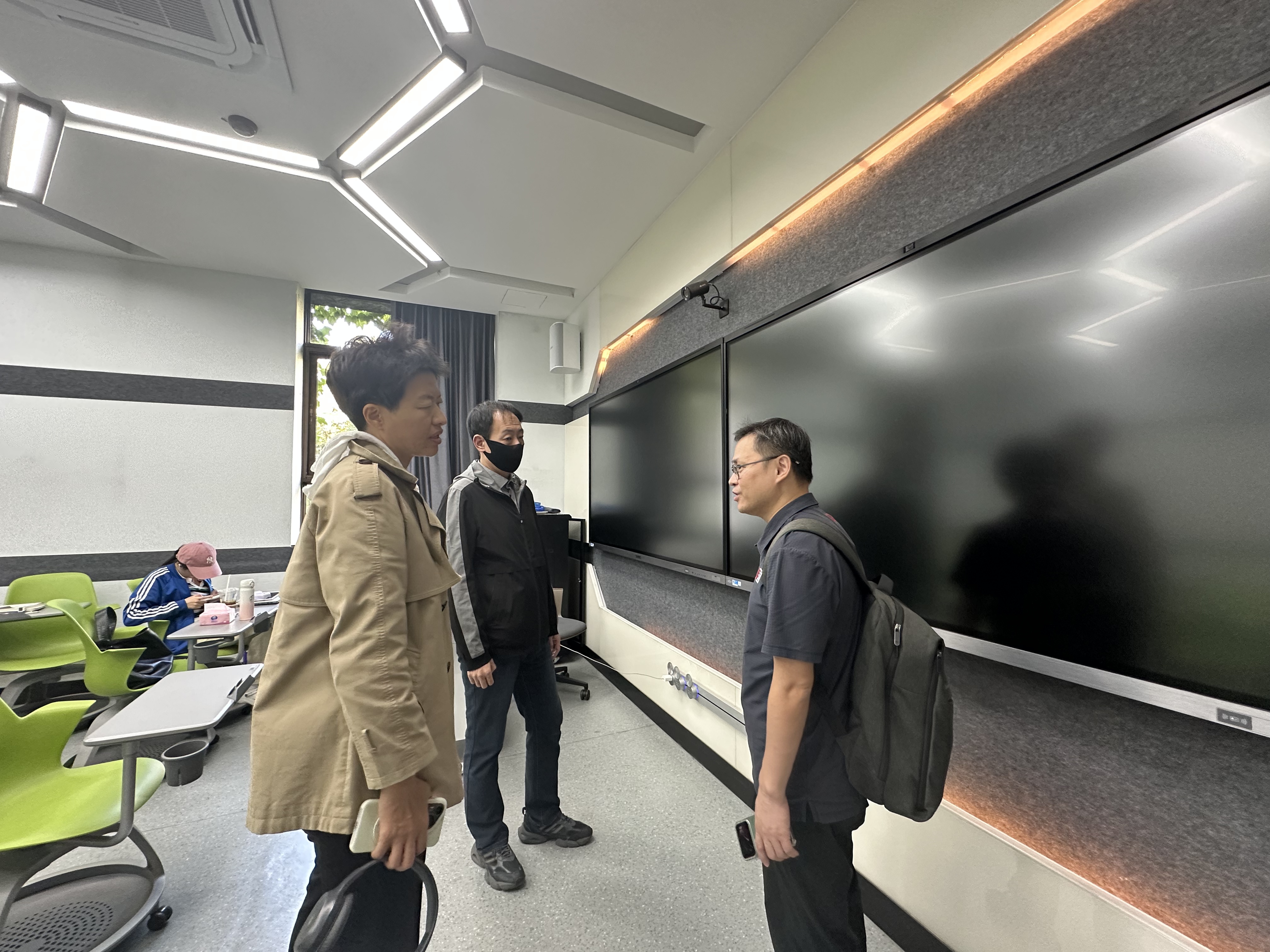 2公共教学资源参观交流.jpg